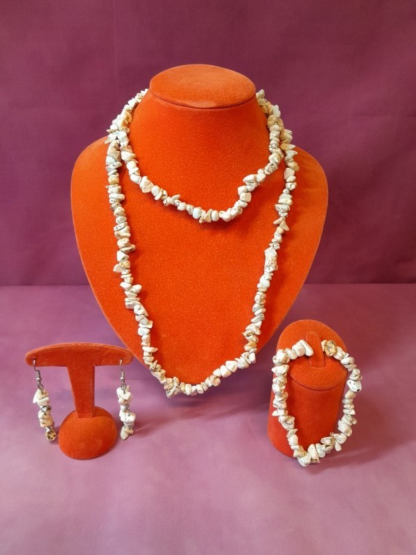 Setje van halsketting; armbandje en oorhangers met natuursteentjes in wit/beige/lichtgroen